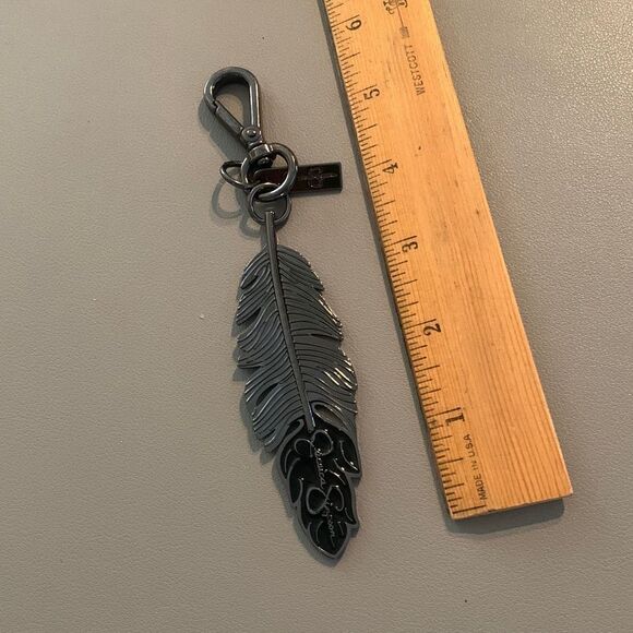 Metal Feather Keychain - Picture 2 of 5